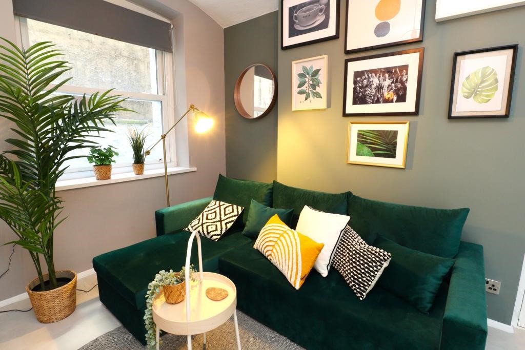 Brighton, 4 sleeps, 6min walk to train station